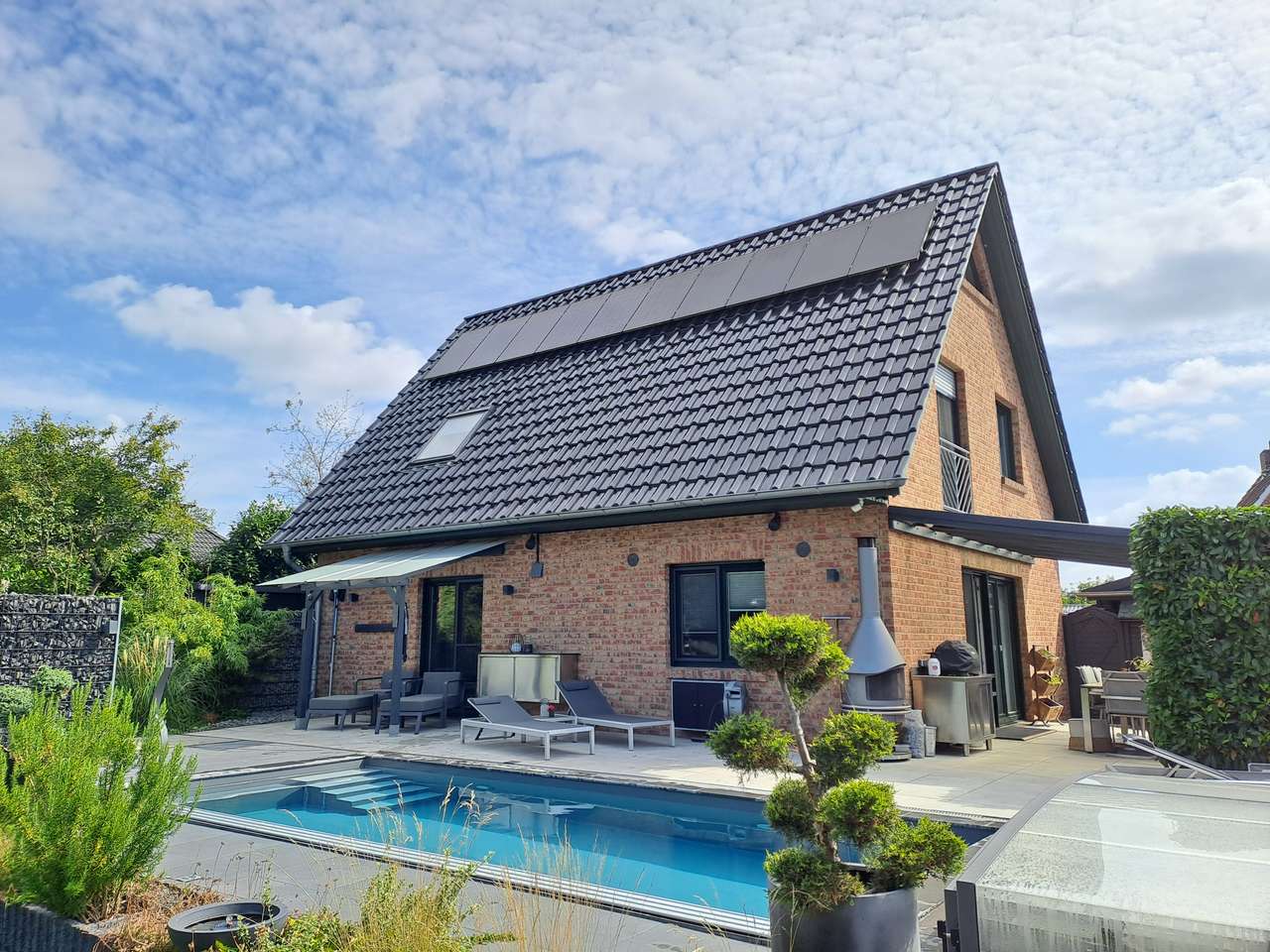 hochwertiges 4-Zimmer-Einfamilienhaus (KfW 70) mit PV-Anlage, Außenpool und Doppelcarport