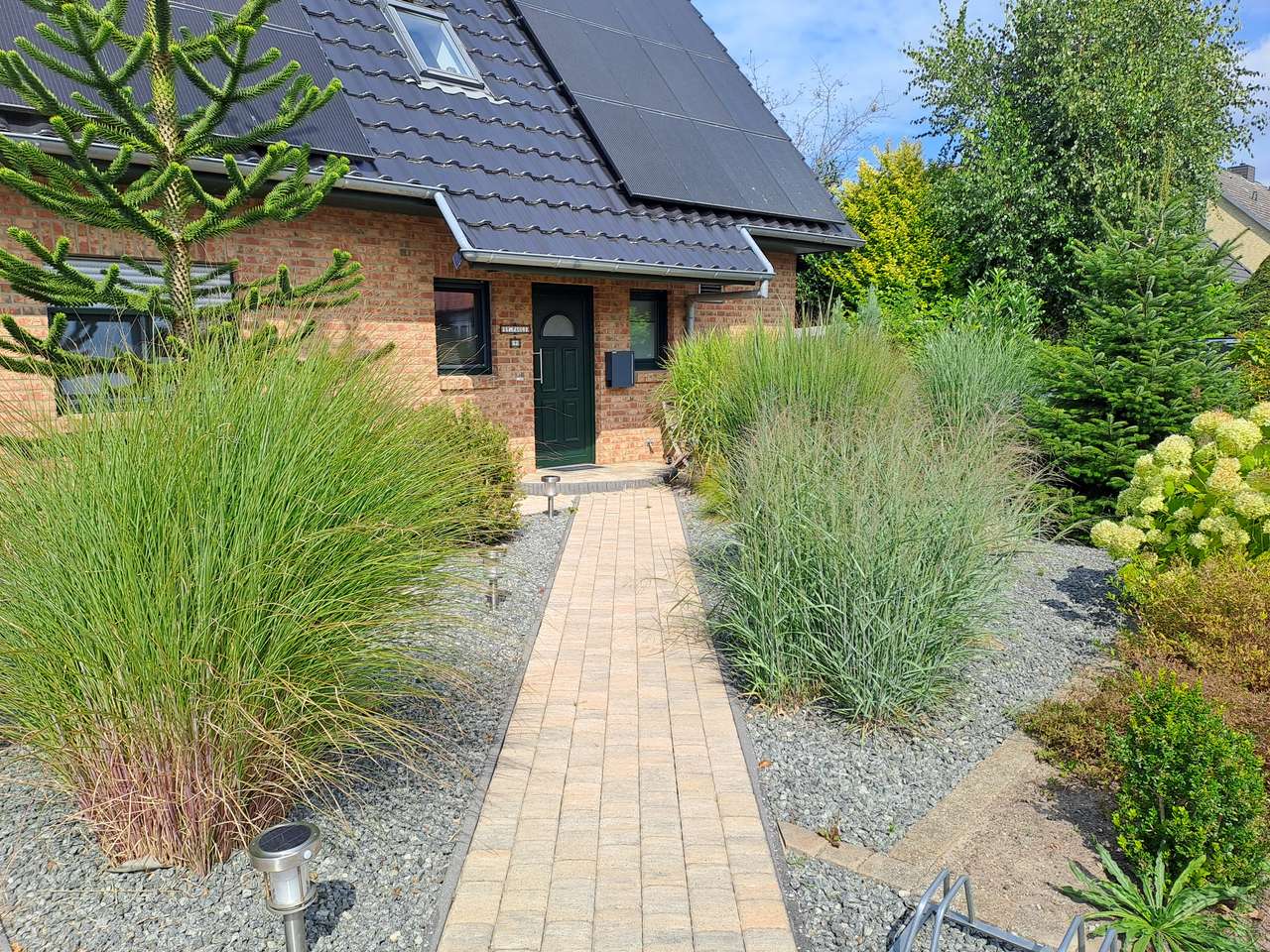hochwertiges 4-Zimmer-Einfamilienhaus (KfW 70) mit PV-Anlage, Außenpool und Doppelcarport