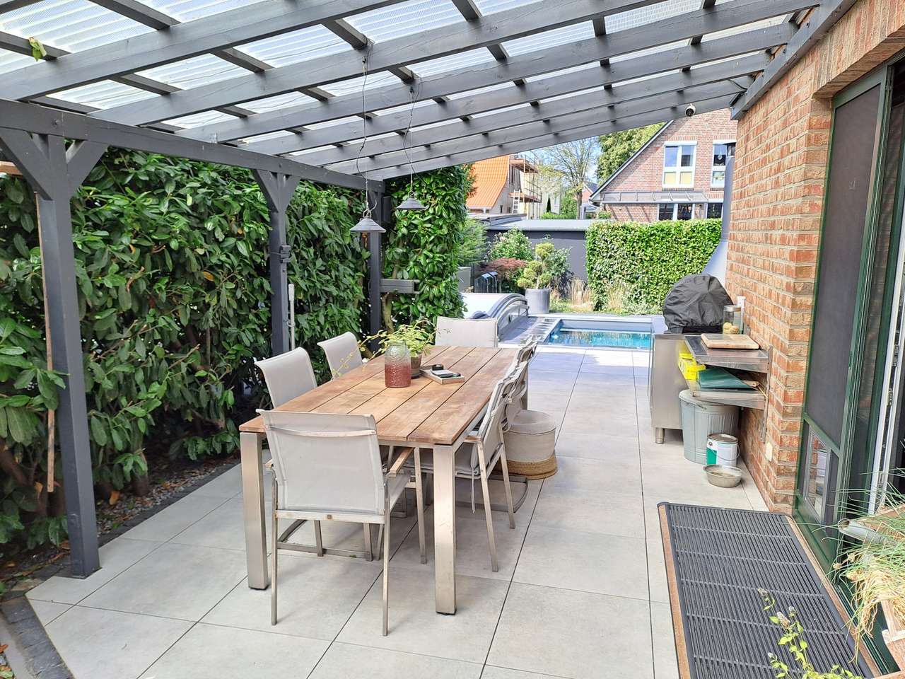 hochwertiges 4-Zimmer-Einfamilienhaus (KfW 70) mit PV-Anlage, Außenpool und Doppelcarport