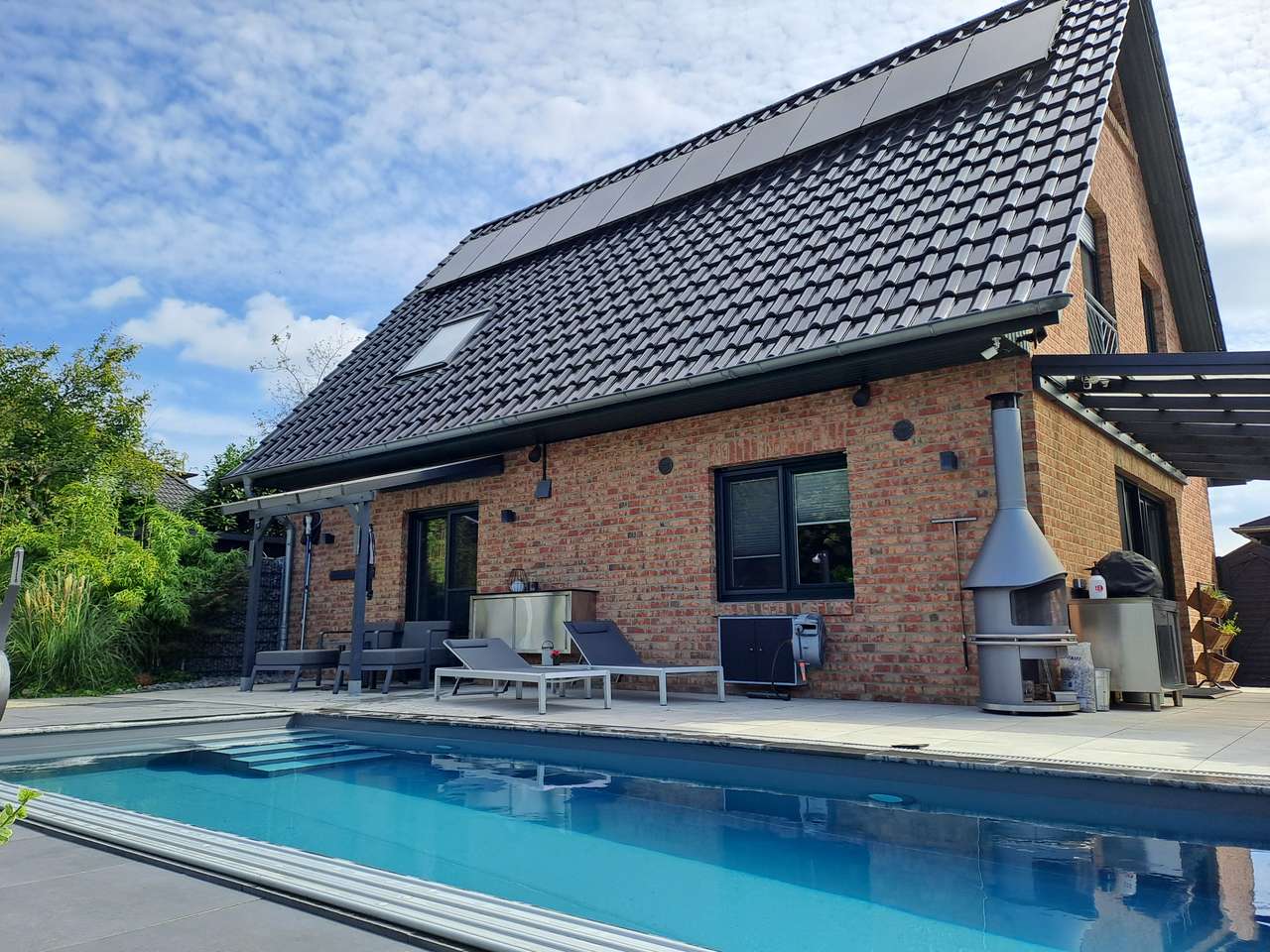 hochwertiges 4-Zimmer-Einfamilienhaus (KfW 70) mit PV-Anlage, Außenpool und Doppelcarport