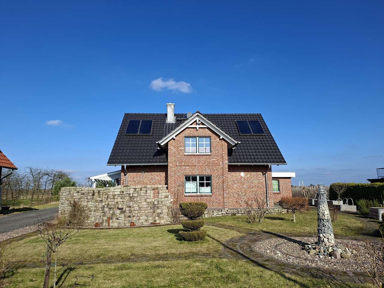 hochwertiges Einfamilienhaus (KfW 70) mit Nebengebäude, Doppelgarage und riesigem Grundstück