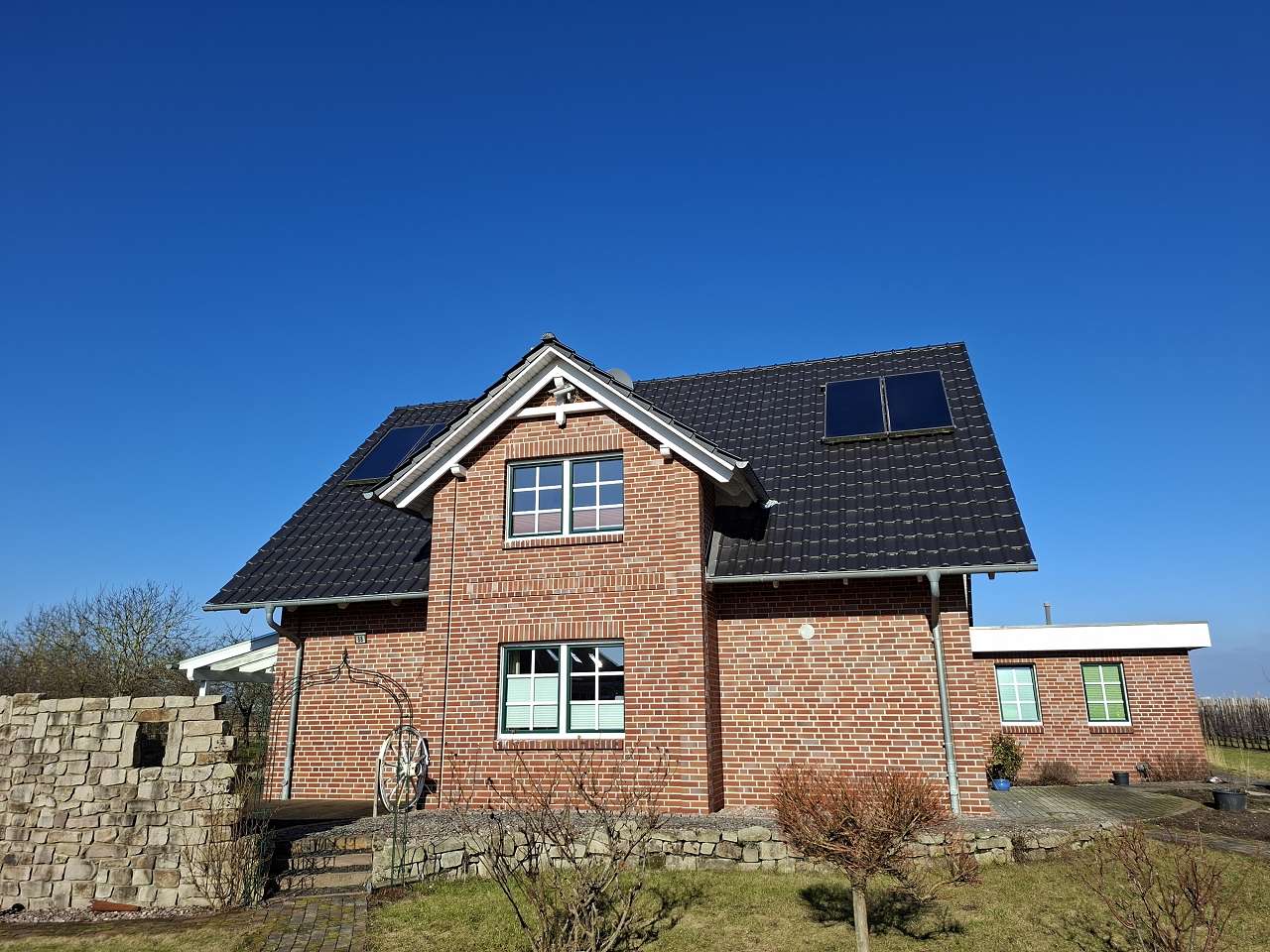 hochwertiges Einfamilienhaus (KfW 70) mit Nebengebäude, Doppelgarage und riesigem Grundstück
