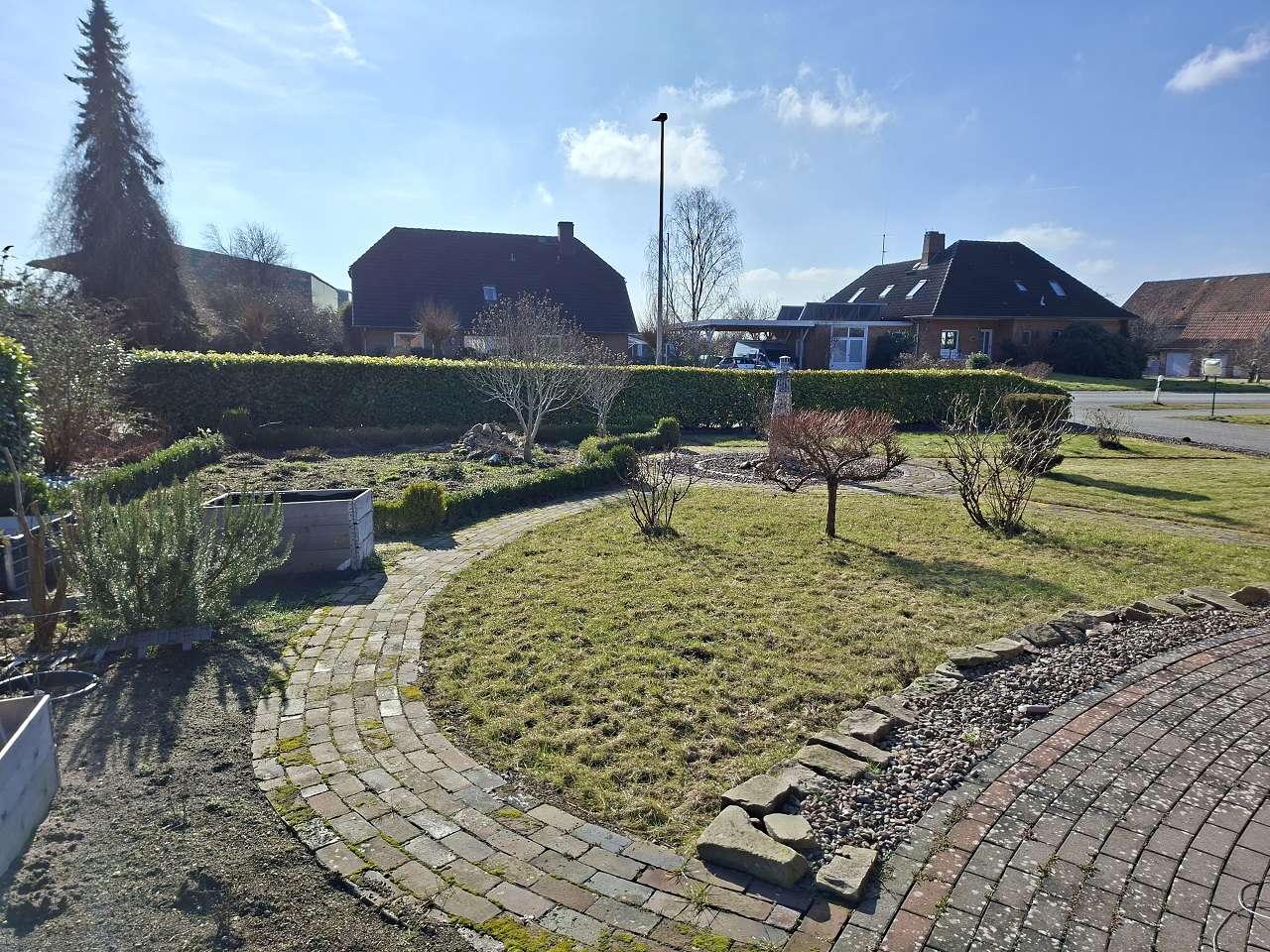 hochwertiges Einfamilienhaus (KfW 70) mit Nebengebäude, Doppelgarage und riesigem Grundstück