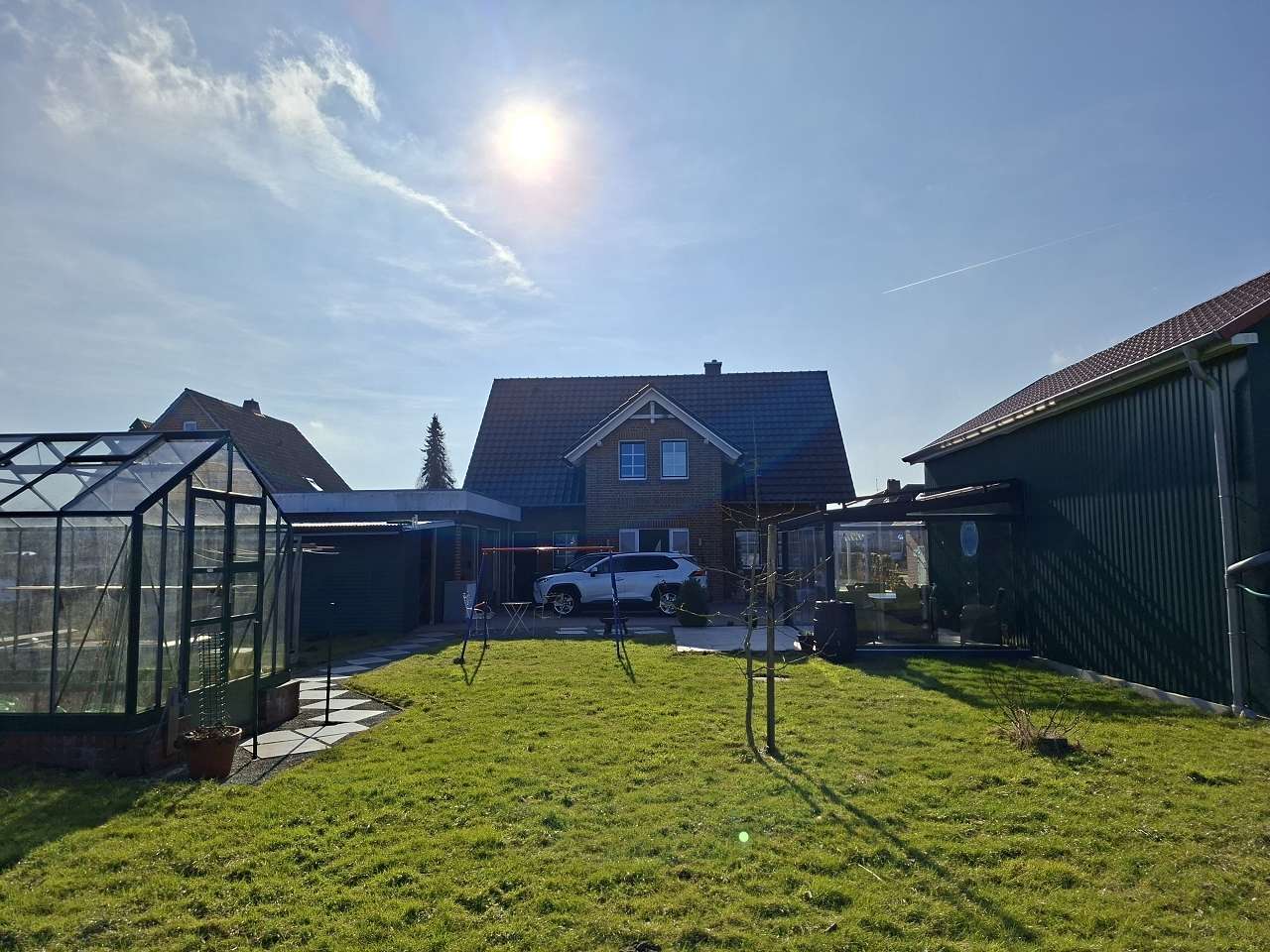 hochwertiges Einfamilienhaus (KfW 70) mit Nebengebäude, Doppelgarage und riesigem Grundstück