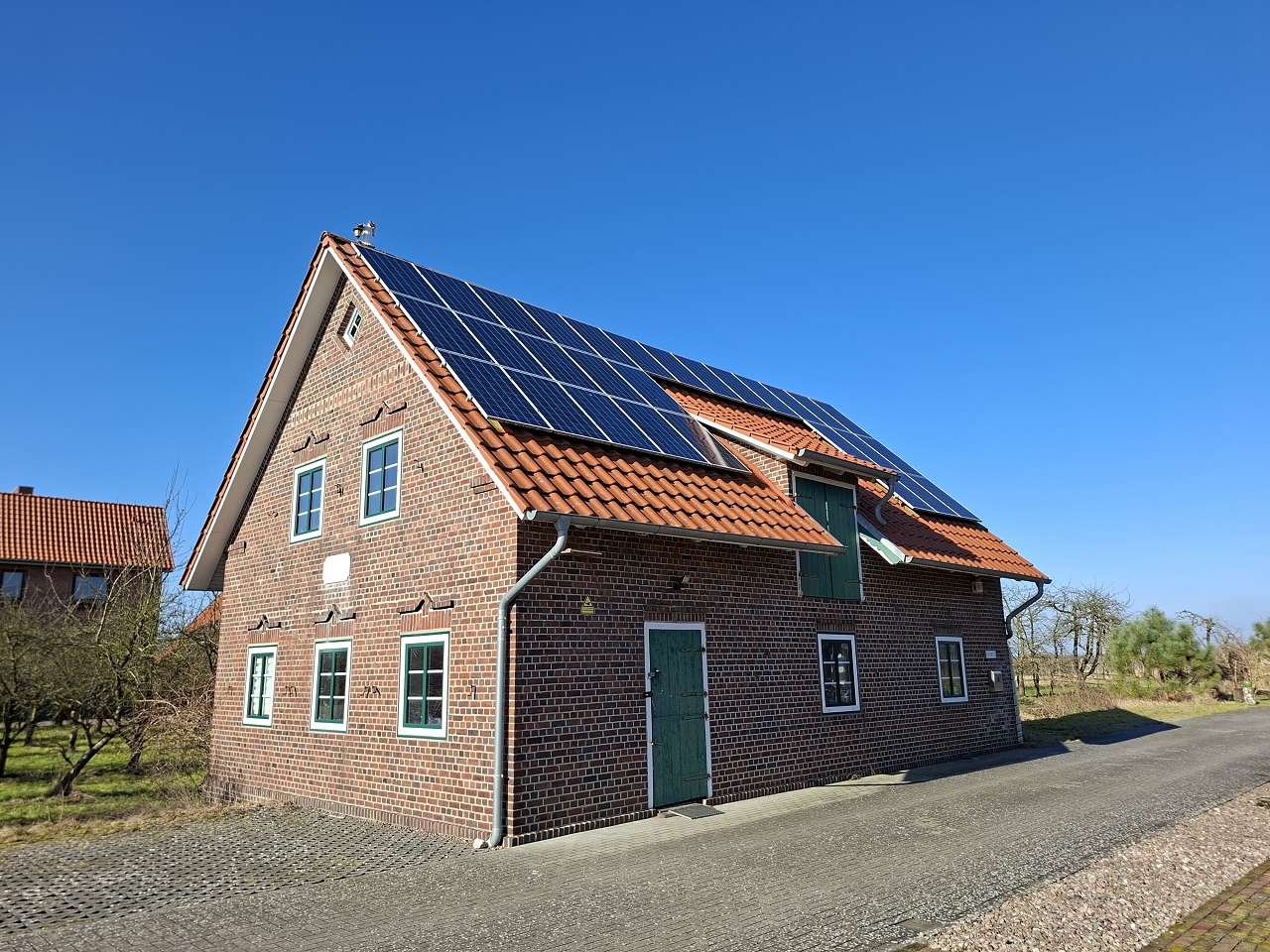 hochwertiges Einfamilienhaus (KfW 70) mit Nebengebäude, Doppelgarage und riesigem Grundstück