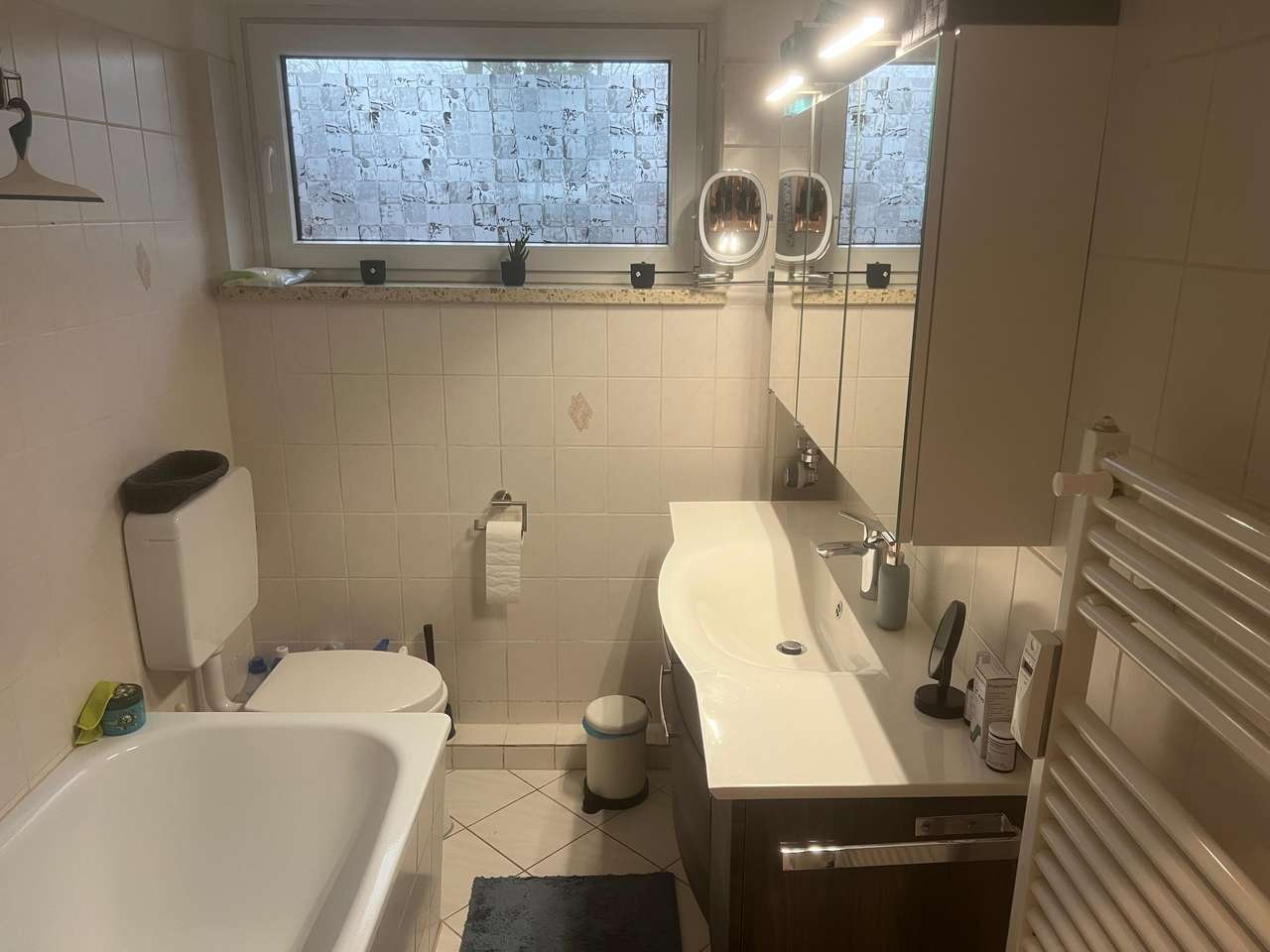 gepflegte 2,5-Zimmer-Eigentumswohnung mit Terrasse zzgl. wohnlich ausgebautem Hobbykeller