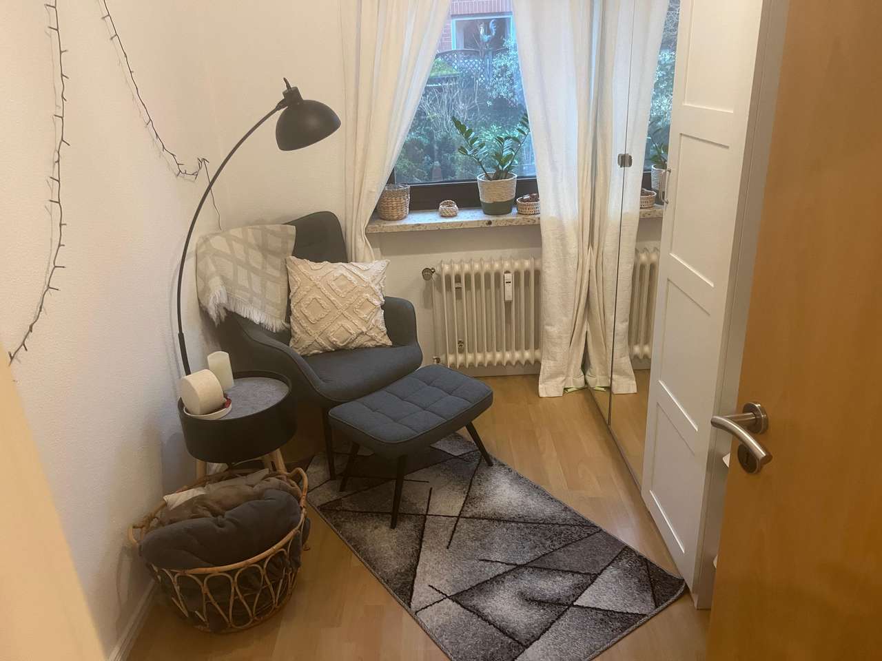 gepflegte 2,5-Zimmer-Eigentumswohnung mit Terrasse zzgl. wohnlich ausgebautem Hobbykeller